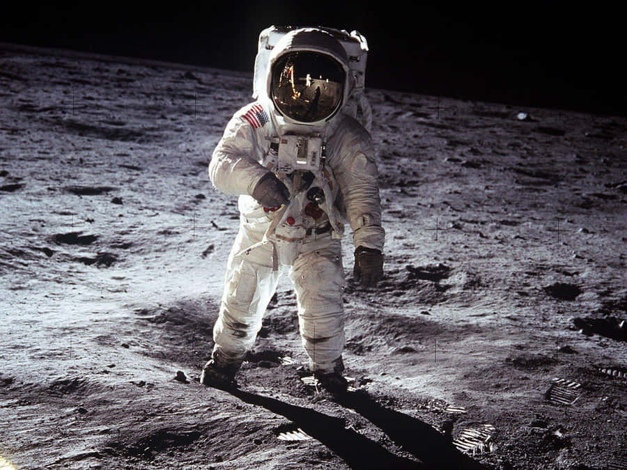 Astronauta dell'Apollo 11 sulla Luna