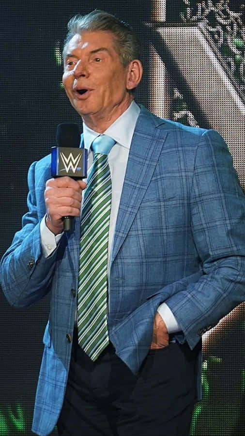 Det här är en stor och högupplöst bild av Vince McMahon, CEO för WWE. Den skulle vara en perfekt bakgrundsbild för en dator eller mobiltelefon för någon som är en riktig WWE-fan. Du kan enkelt ladda ner den från internet och använda den som din bakgrundsbild var som helst och när som helst. Det är en fantastisk bild som är säker på att imponera på alla dina vänner.