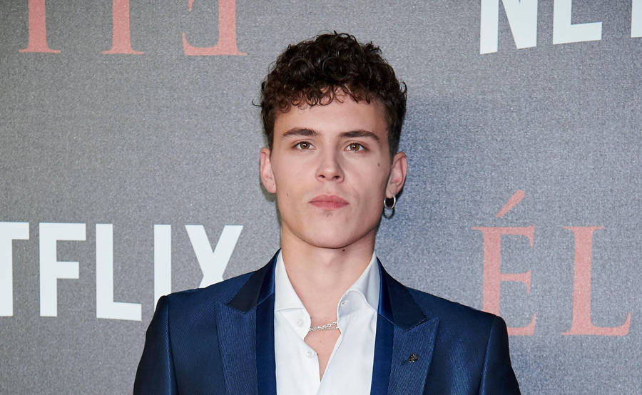 AronPiper Elite Netflix would translate to Aron Piper i serien Elite på Netflix in Swedish. Detta skulle kunna vara en passande bild för en datorskärm eller mobilbakgrund för någon som är ett fan av serien och Aron Piper.