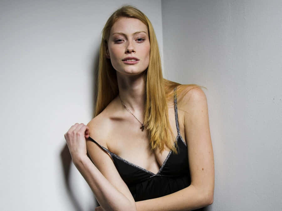 Mulher Loira Elegante em Vestido Preto
