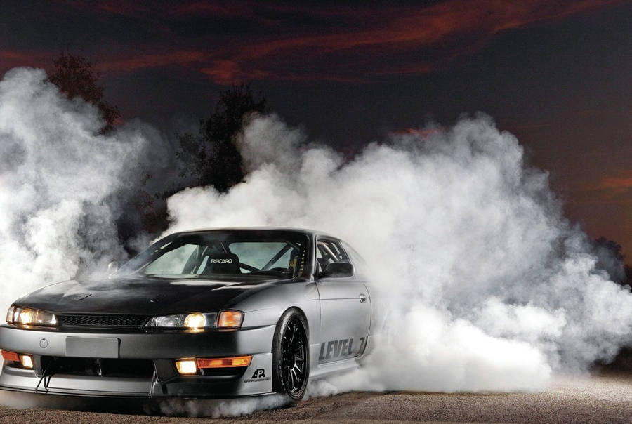 Et skud af den Nissan Silvia S14 i dyb rød