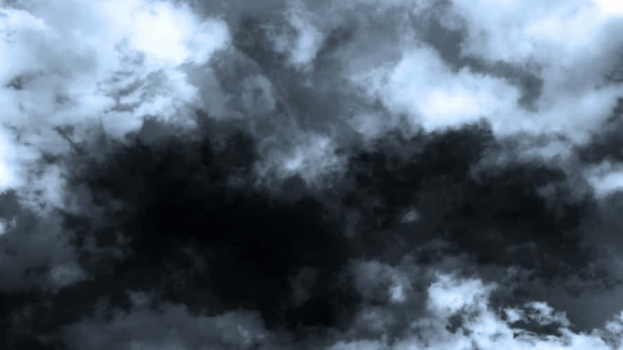Eindramatischer stürmischer Himmel mit Blitz