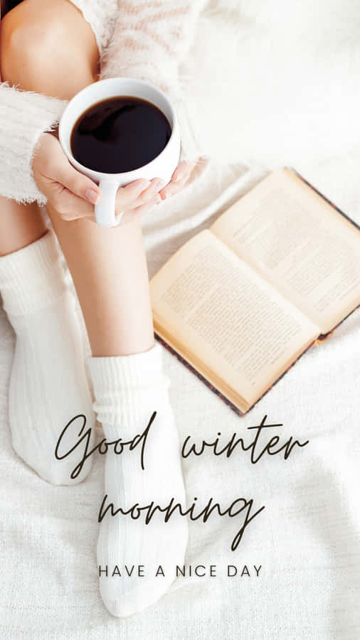 Gemütlicher Wintermorgen Kaffee und Lesen