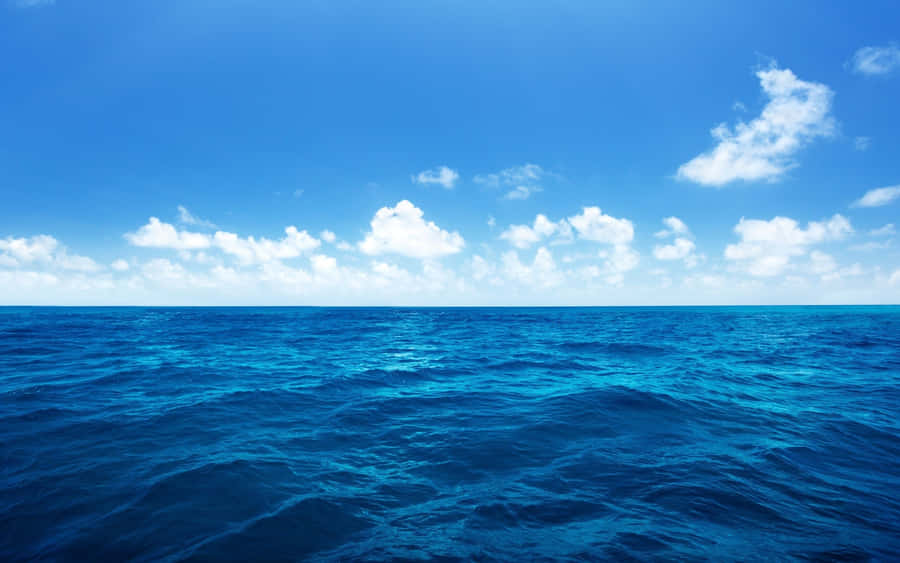 VerführerischerHintergrund mit ozeanischem Himmel und Wasser