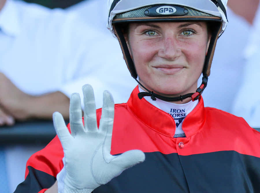 JamieKah: Campeona jinete levanta triunfalmente el trofeo.