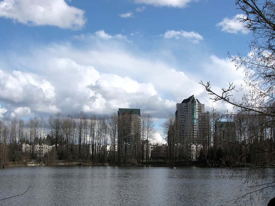 Fesselnder Sonnenuntergang über der Stadt Coquitlam