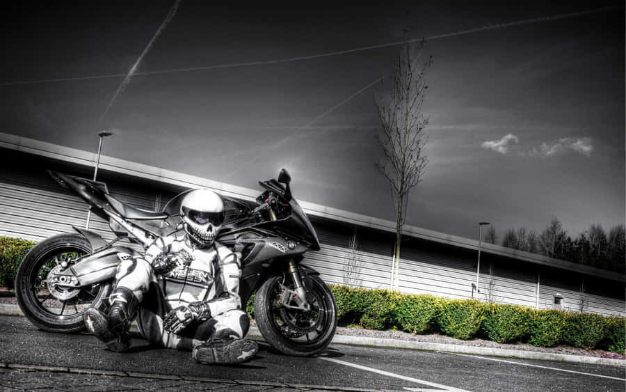 EinMotorrad steht auf der Straße.