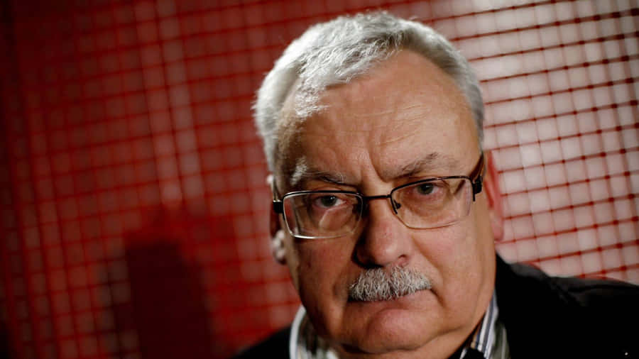 Autor Portrait Roter Hintergrund
