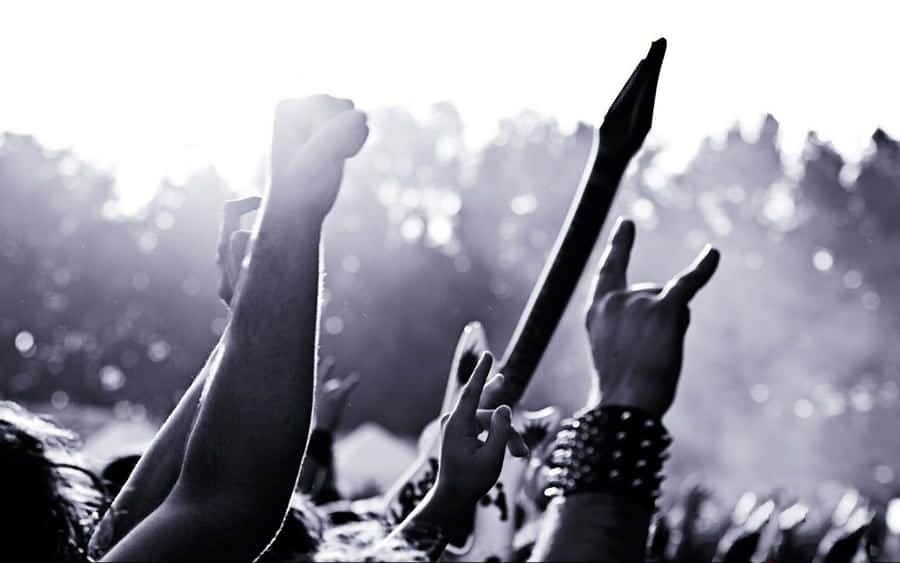 Metalmusikentusiasterförenas för att skapa en hög, kraftfull ljudupplevelse.