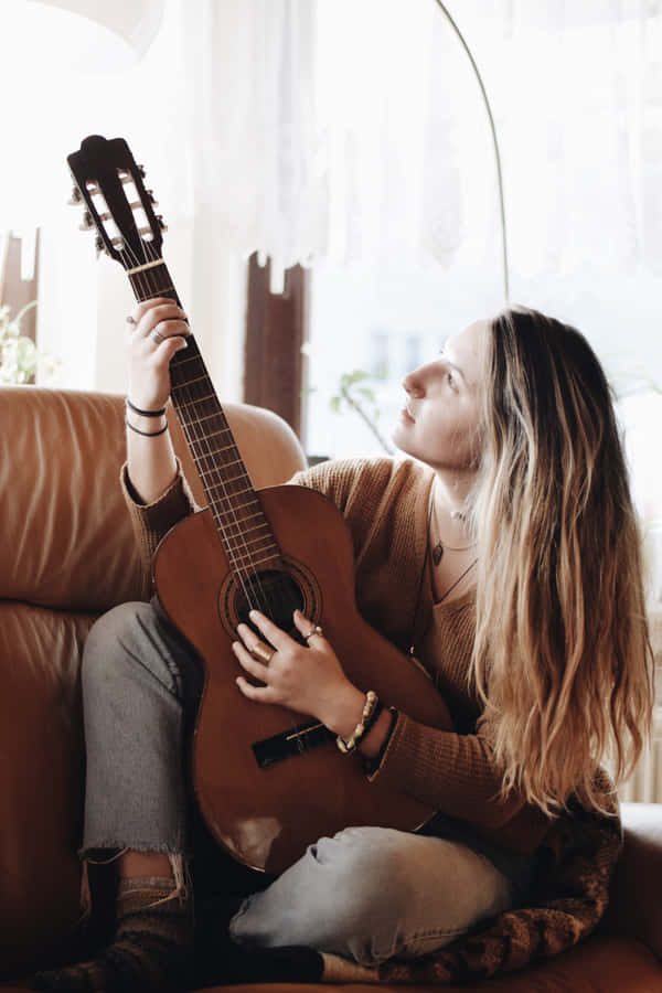 Erfahrenerleidenschaftlicher Musiker mit Gitarre