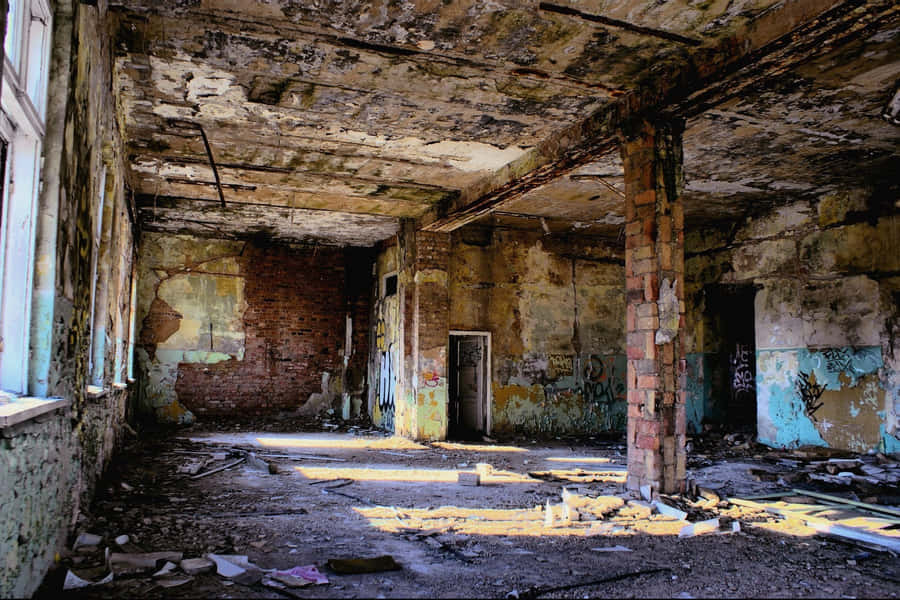 umprédio abandonado com uma janela quebrada.