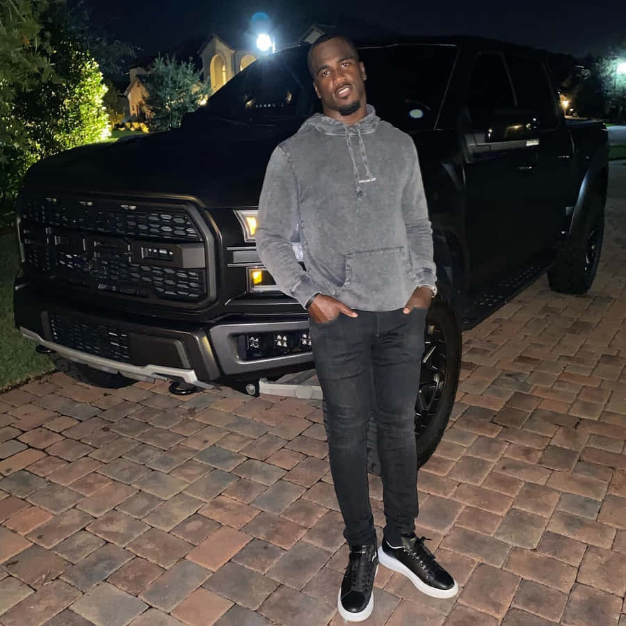 Lavonte David ao Lado de Caminhão à Noite