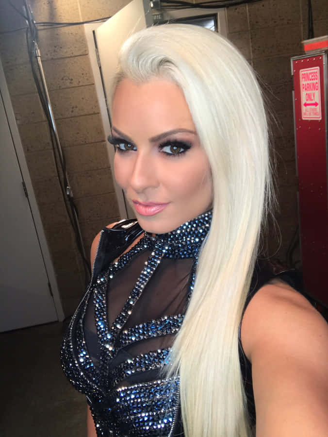 Blonde Frau In Verzierten Outfit Selfie