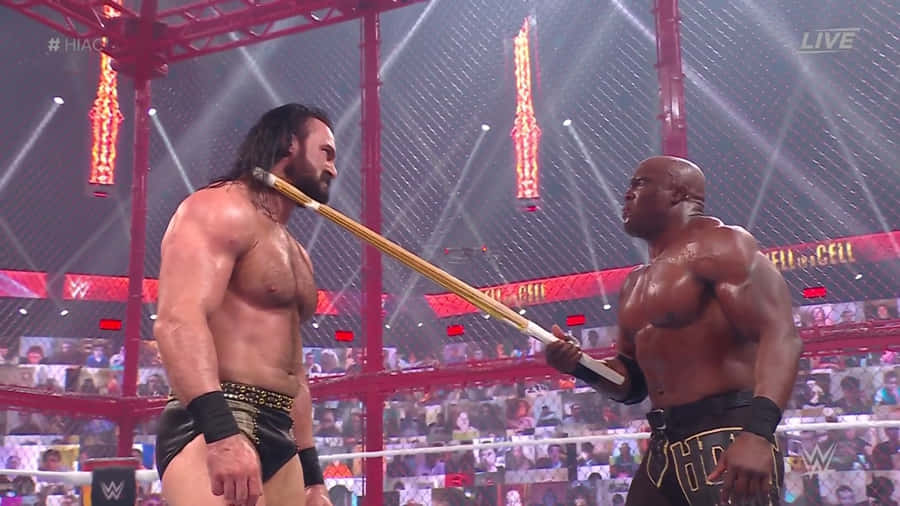 BobbyLashley zeigt mit einem Stock auf Drew McIntyre.