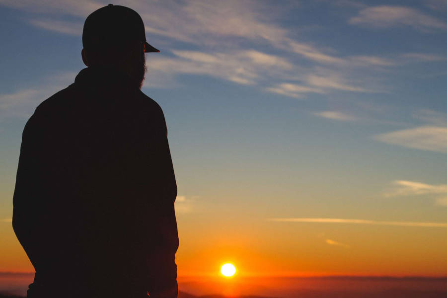 Man Silhouet Bij Zonsondergang Op De Horizon