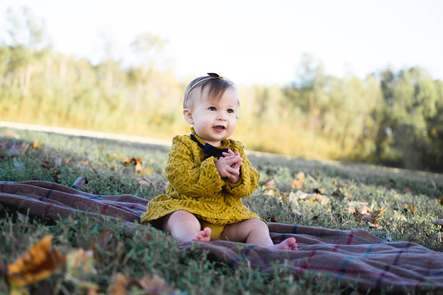 Bayi Imut dalam Gaun Kuning