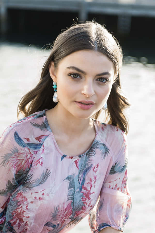 Tiarnie Coupland, un'attrice australiana versatile, catturata in un momento spontaneo.