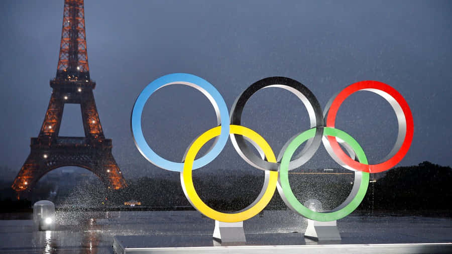 Pariser Olympische Ringe Eiffelturm Regenabend.jpg