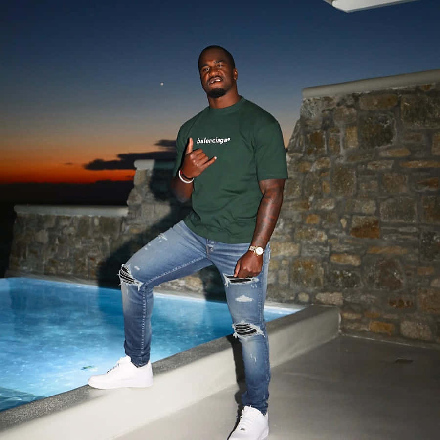 Homem Posando à Beira da Piscina ao Pôr do Sol
