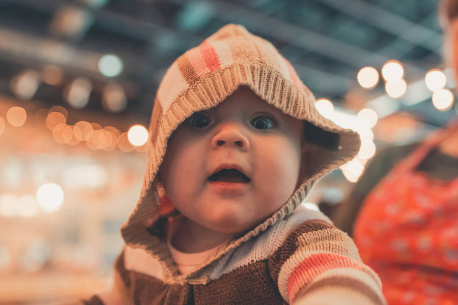 Bayi Lucu dalam Hoodie Bergaris