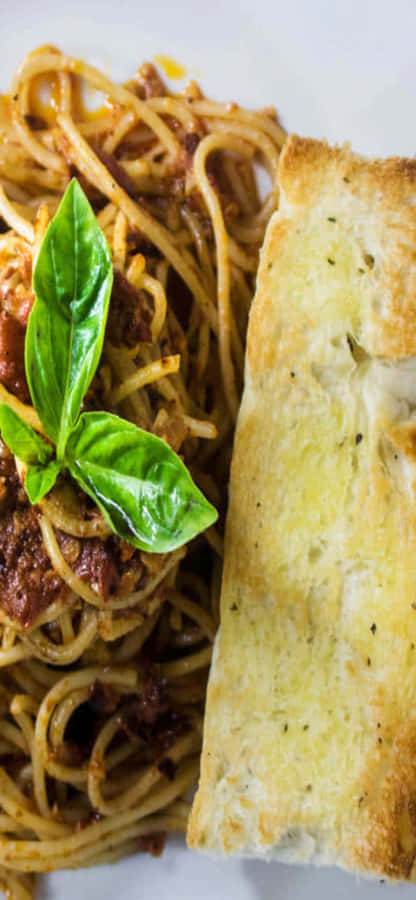 Klassisk spaghetti med brød iPhone X pasta baggrund.