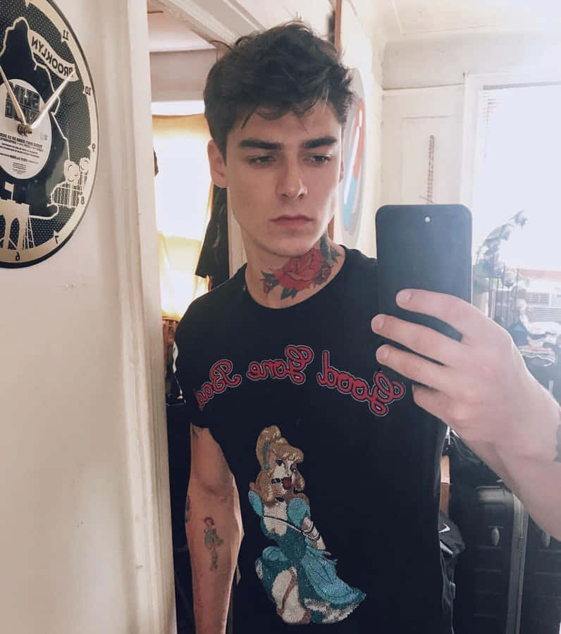 Giovane Uomo Tatuato in Selfie allo Specchio
