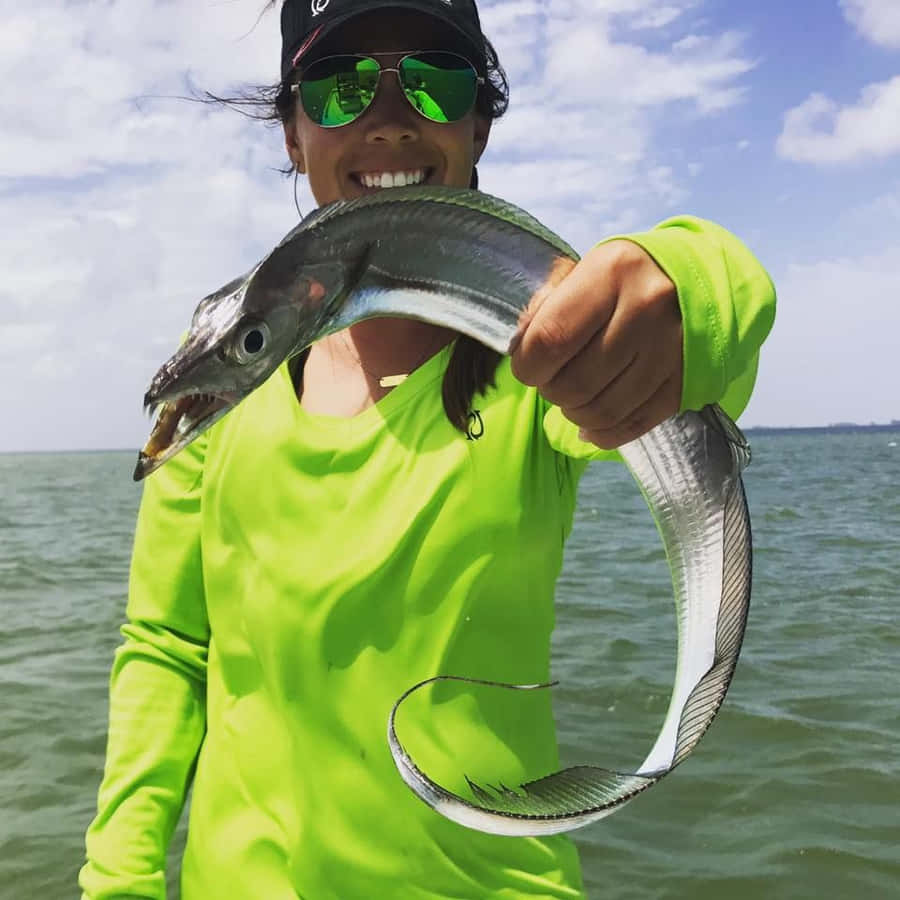 Pescador com Captura de Peixe-Cortador