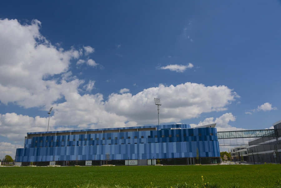 Edificio Blu Moderno Sotto Un Cielo Nuvoloso