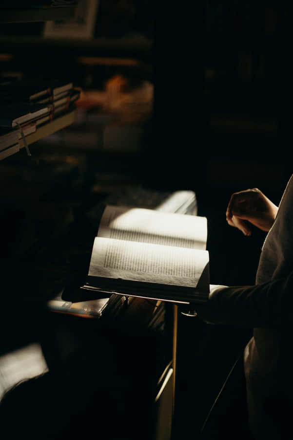 Mysterische Lesesitzung in dunkler Bibliothek.jpg