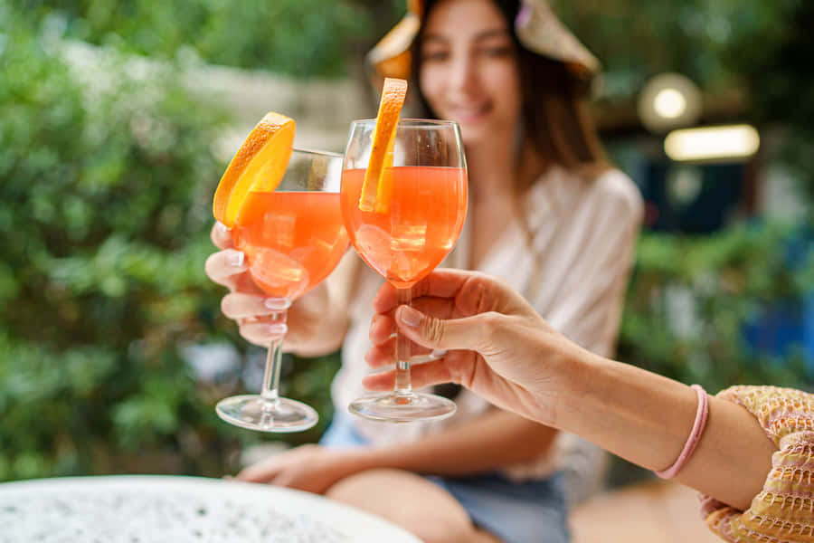 Kvinde nyder Oceanen med Aperol Spritz Cocktail