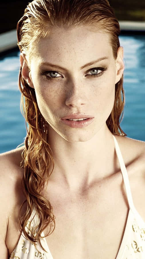 Retrato de Beleza com Sardas em Traje de Banho