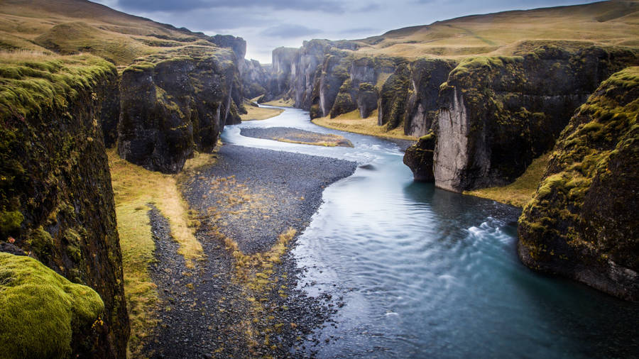 CanyonI Island är översatt till Svenska "Kanon på Island". När det gäller datorskärm eller mobilbakgrund skulle man kunna säga "Canyon I Island" som "Isvattenkanjon på Island" eller "Islandskanjon".