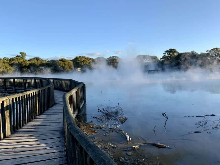 Caminho Geotérmico de Rotorua com Névoa