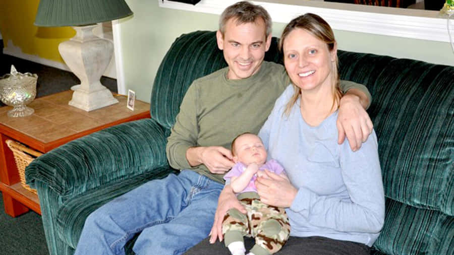 Portrait de Famille sur le Canapé avec Nouveau-né