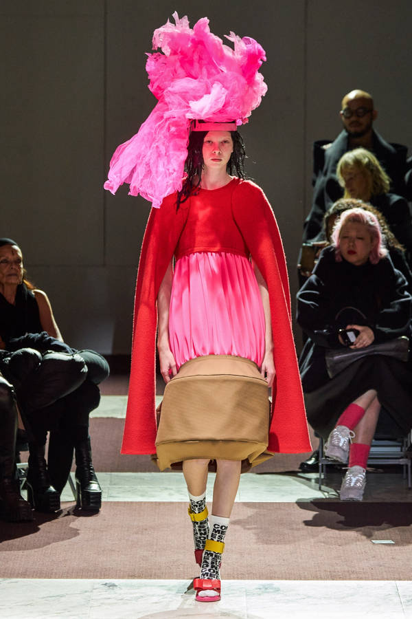 "CommeDes Garçons Red Pink Dress" would be translated to "Comme Des Garçons rött rosa klänning" in Swedish. However, this phrase does not relate to computer or mobile wallpaper. Can you provide me with a phrase or sentence related to computer or mobile wallpaper?