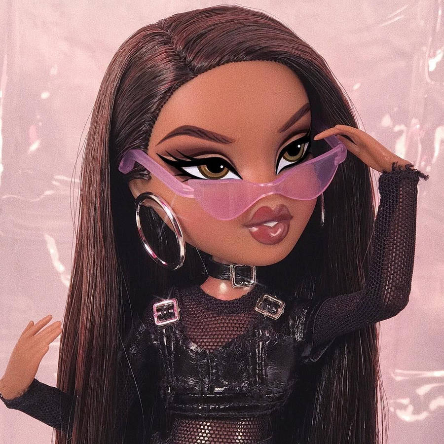 Bratzdukker tæt på sort hår med rosa briller.