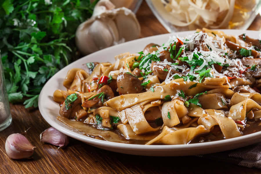 En tallerken med pasta med svampe og hvidløg