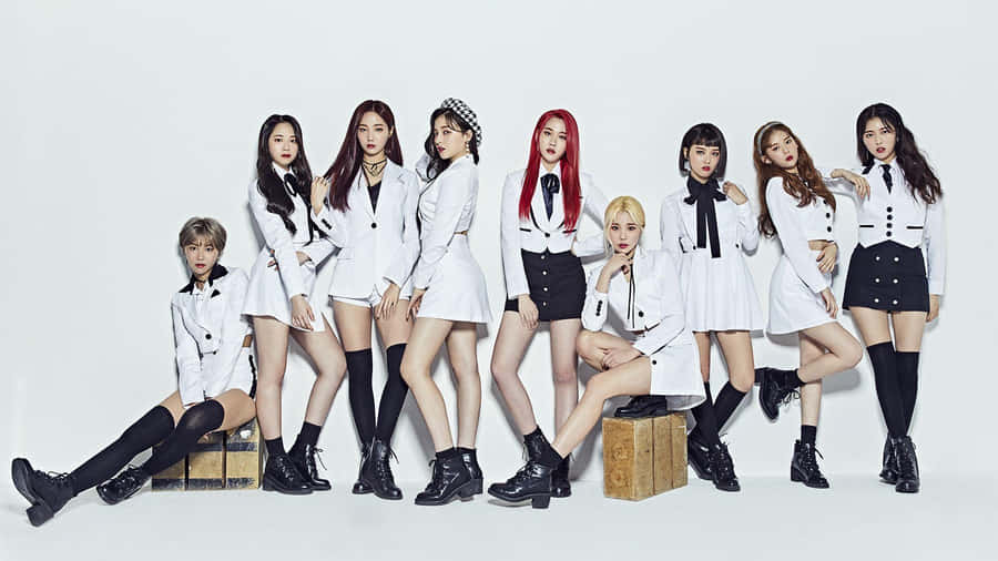 Momoland Gruppebilde i Hvite Antrekk