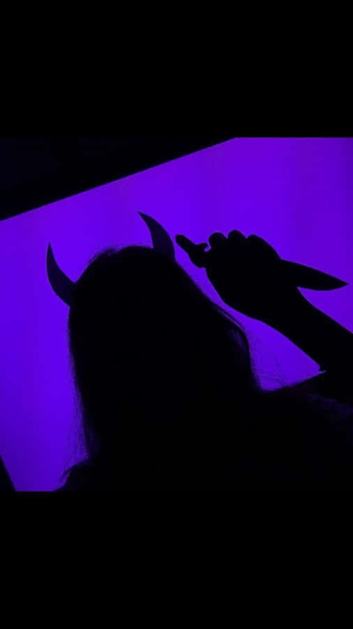 Silhueta Neon Roxa com Chifres de Diabo