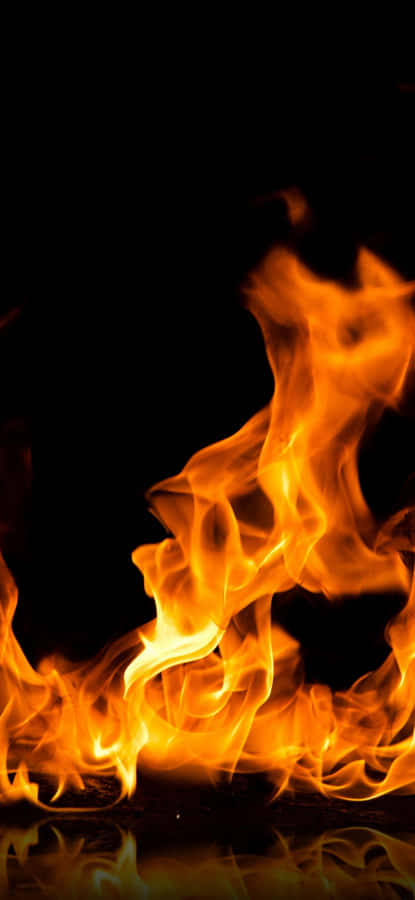 Intensive Flammen auf dunklem Hintergrund
