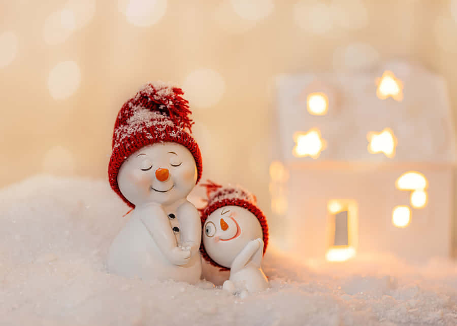 Famiglia di Pupazzi di Neve Accogliente in Inverno