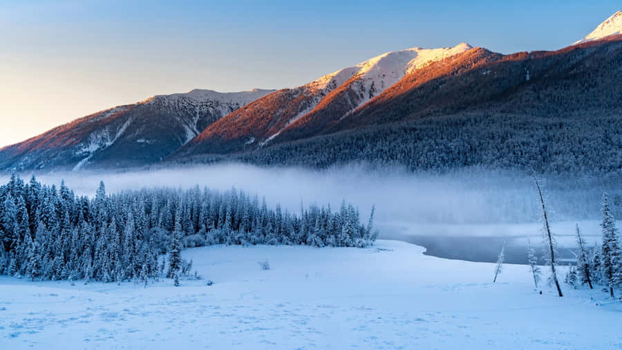 "GenießenSie den atemberaubenden Ausblick auf eine schneebedeckte Berglandschaft."