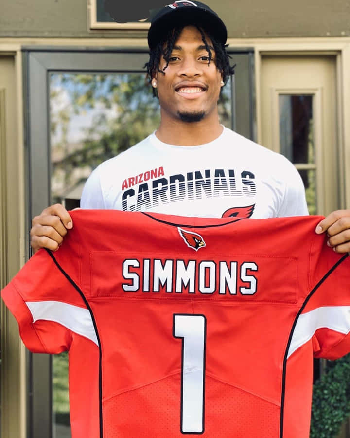 Isaiah Simmons Segurando Camisa dos Cardinals