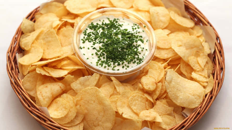 Deliziosepatatine e salsa in un cestino intrecciato