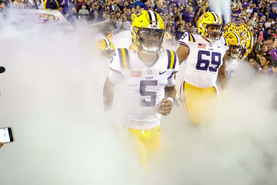 Giocatori di Football LSU Entrano nello Stadio