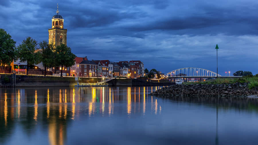 Deventer Skyline bei Dämmerung