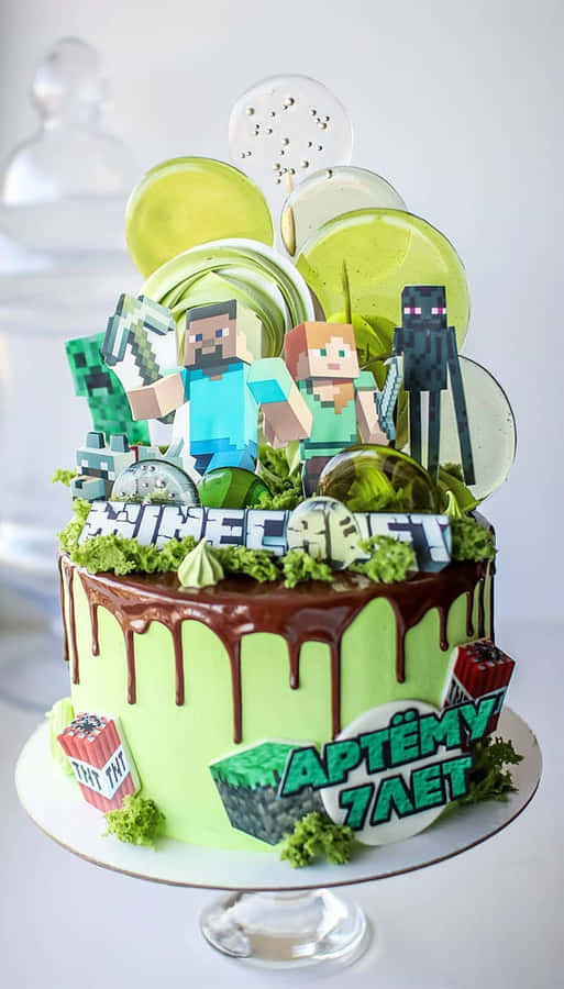 Minecraftfødselsdagskage med en grøn kage og en Minecraft-figurin.