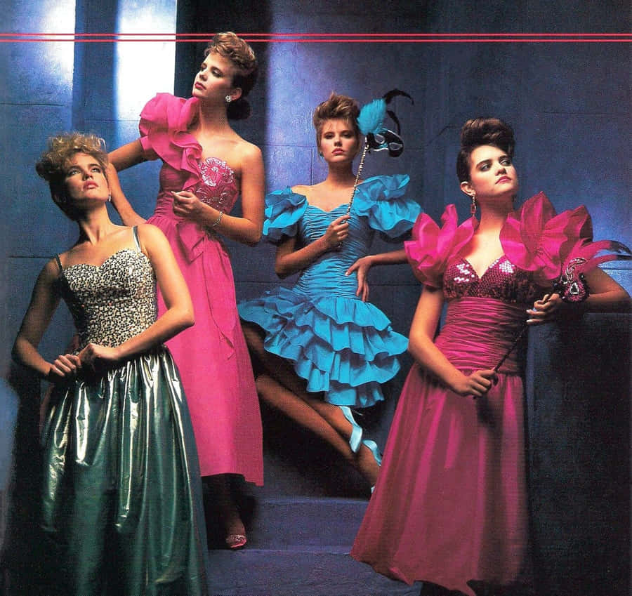 Bildvon Frauen in Kleidern und Masken bei einem 80er Jahre Abschlussball.