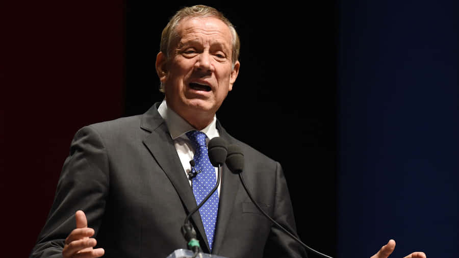GeorgePataki stående i en talerstol