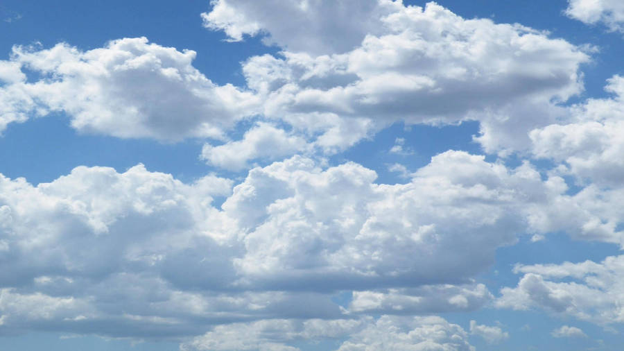 Hvidæstetisk sky-skrivebord.